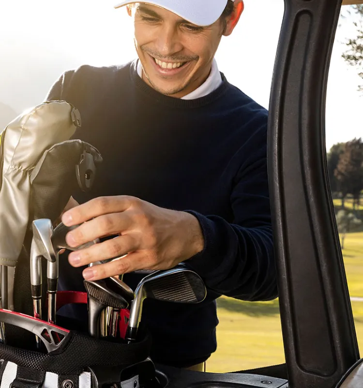 Gast des Grand Elisabeth Hotels in Bad Ischl bereitet sich beim Wellnessurlaub auf eine Golfrunde vor.