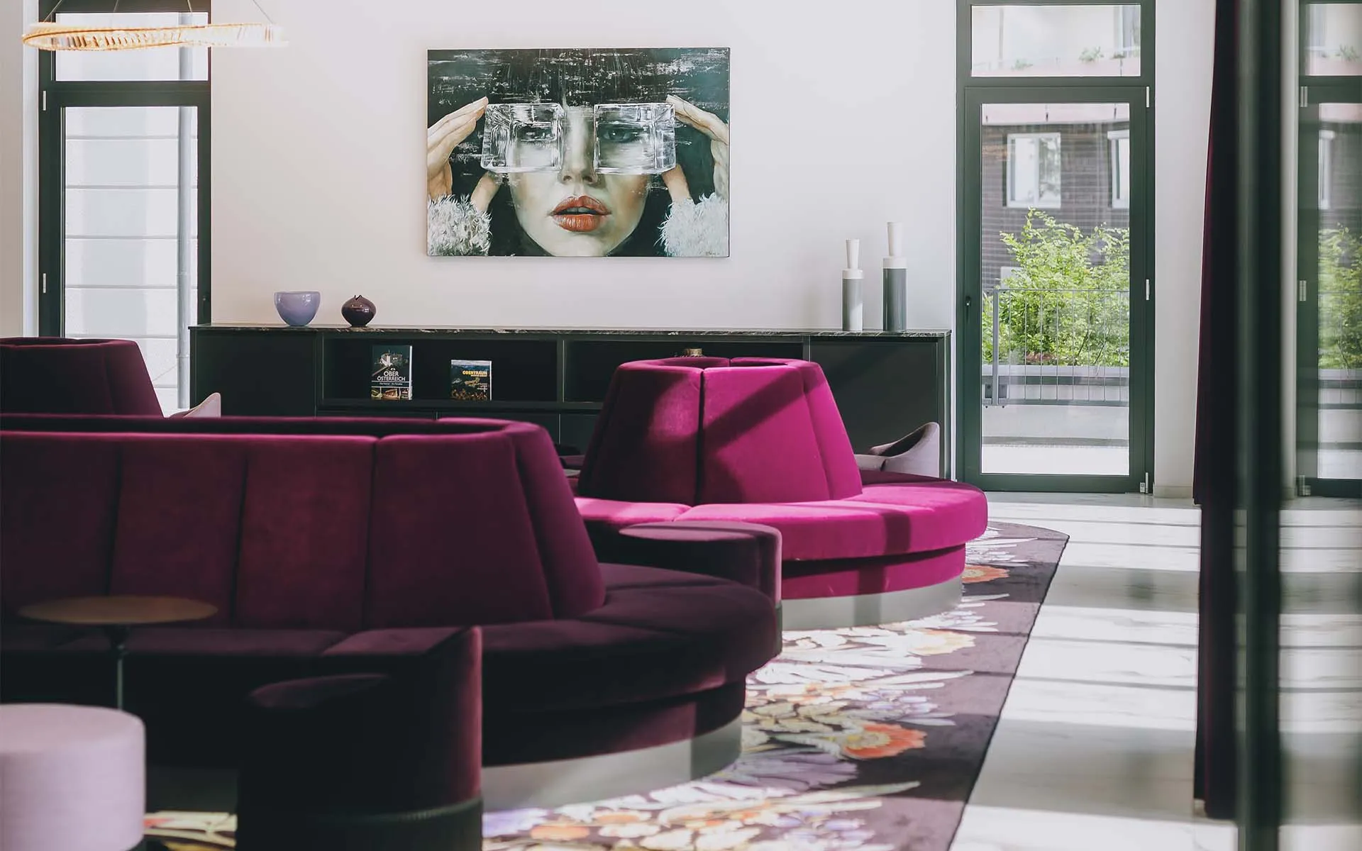 Stilvoller Empfangsbereich im Designhotel Grand Elisabeth mit Kunst und Tageslicht