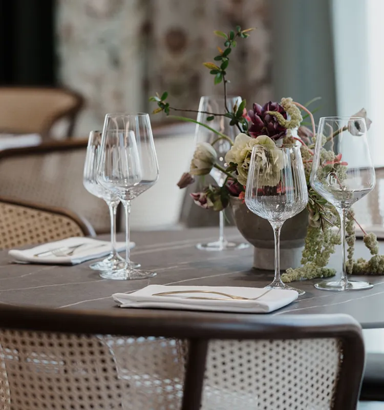 Tischarrangement im Designhotel Grand Elisabeth mit stilvollem Blumenschmuck