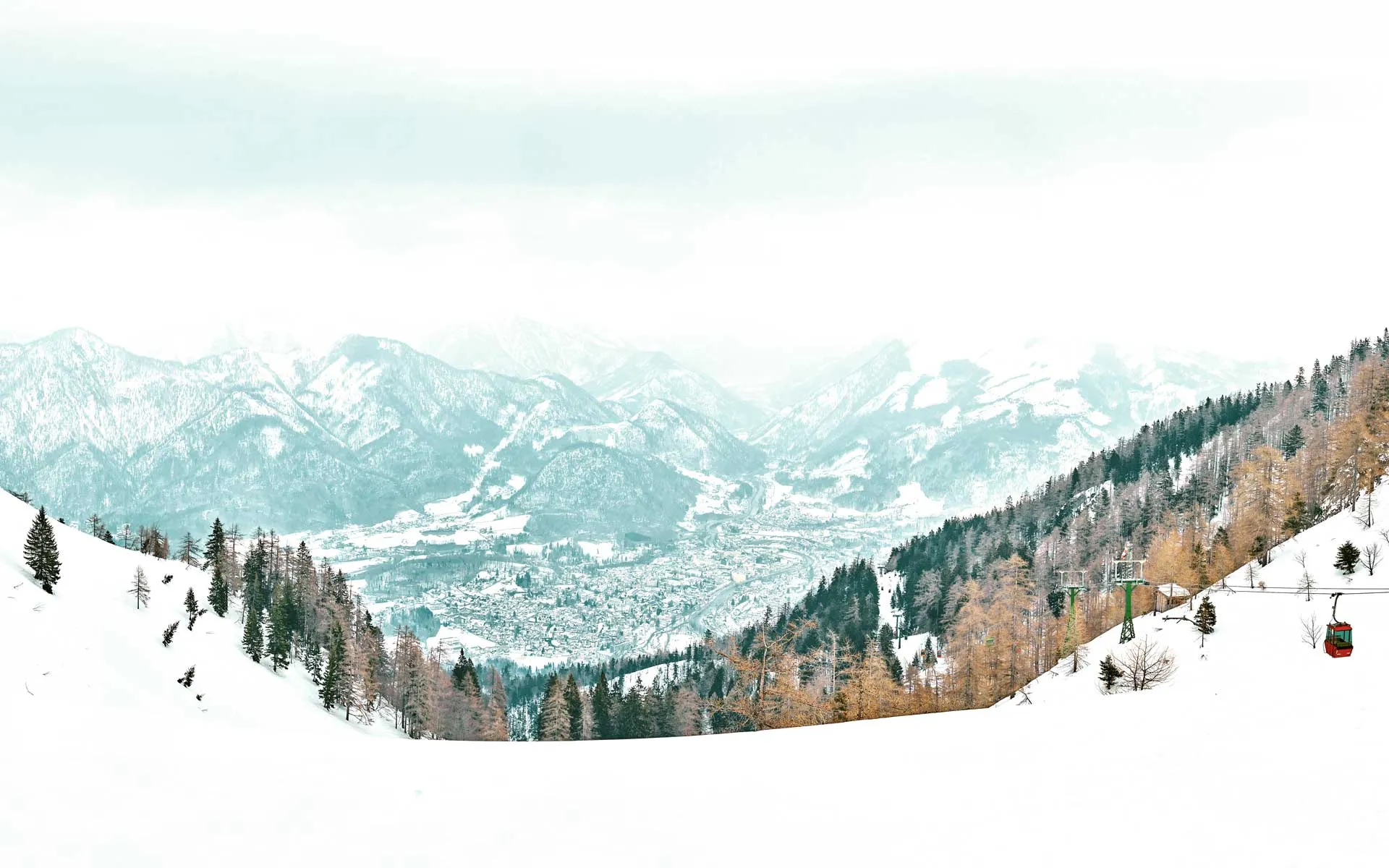 Panorama über die schneebedeckte Alpenlandschaft in der Region rund um Bad Ischl.