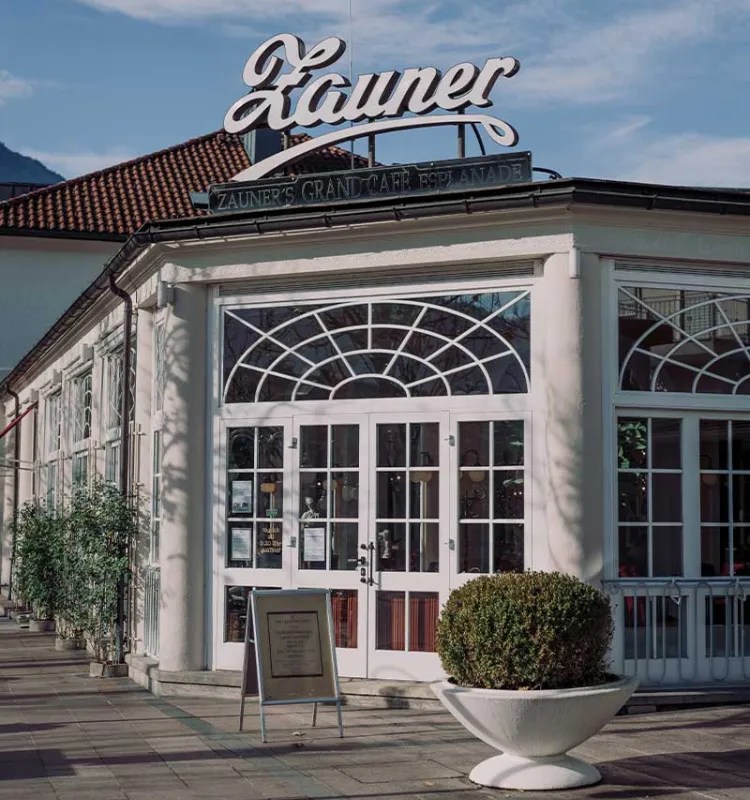Porträt der historischen Fassade des Grand Café Zauner in Bad Ischl, Partner des Grand Elisabeth Hotels mit zahlreichen Kulinarik-Angeboten.