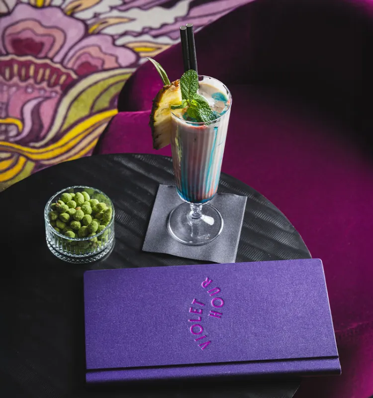 Drink und Snack auf schwarzem Tisch im Designhotel Grand Elisabeth Bad Ischl