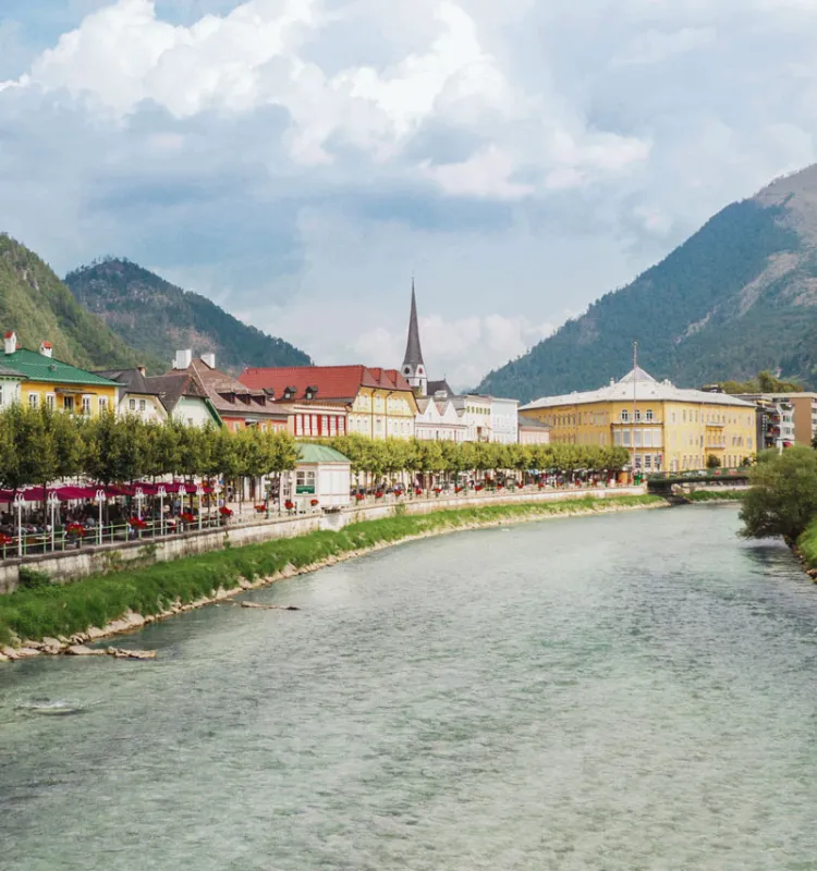 Blick auf die Ischl im Kurort Bad Ischl, mit Alleen und Fassaden entlang des Ufers
