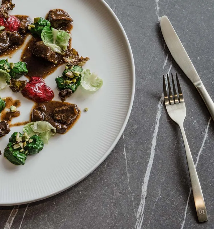 Gourmetgericht im Grande Liberté Bad Ischl auf weißem Teller angerichtet