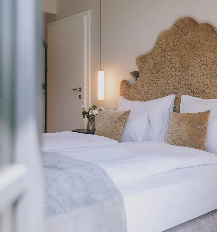 Modernes Schlafzimmer mit Fenster im Grand Elisabeth für einen entspannten Wellnessurlaub