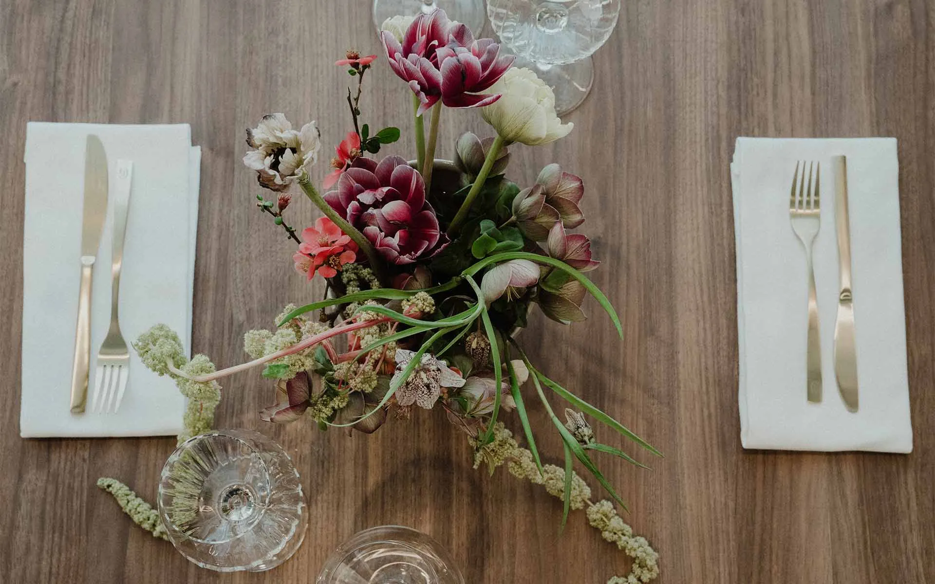 Festlich gedeckter Tisch mit Blumenschmuck im Grand Elisabeth Bad Ischl