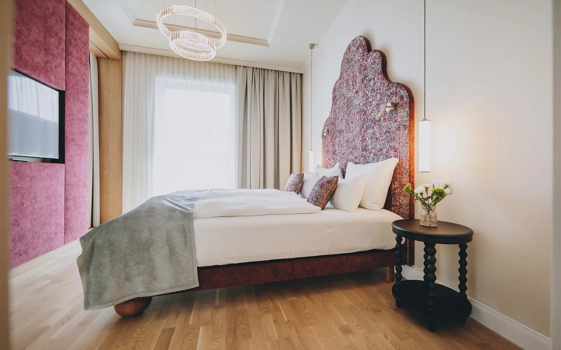 Eleganter Schlafbereich der Kaiser Suite im Grand Elisabeth mit edlem Design und königlichem Flair für erholsame Nächte in Bad Ischl.