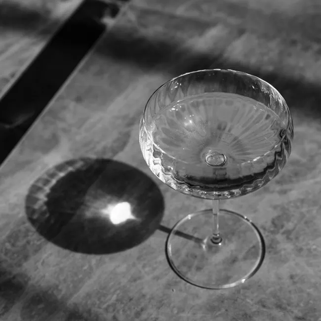 Elegantes Glas bei Sonnenlicht in der Hotelbar Violet Hour im Grand Elisabeth