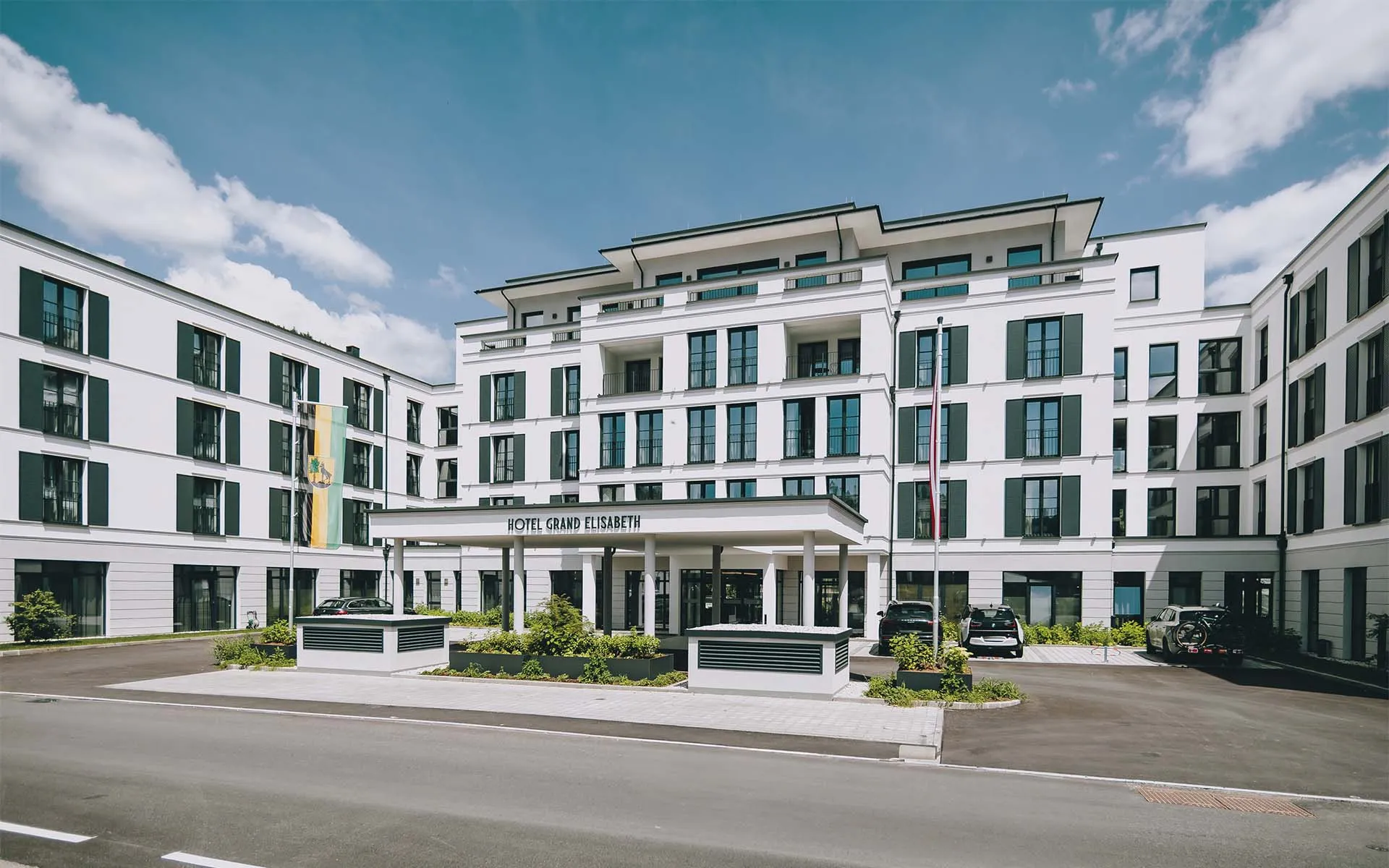 Außenansicht des Grand Elisabeth Hotels Bad Ischl mit klassischer Fassade und Vorfahrt