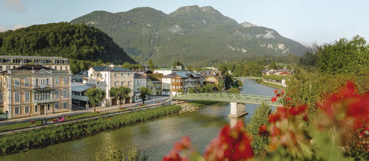 Blick über die Kulturstadt Bad Ischl mit dem Fluss Ischl und dem grünen Bergland im Hintergrund