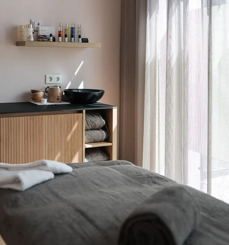 Behandlungsraum im Spa des Grand Elisabeth Bad Ischl mit Tageslicht und Pflegeprodukten