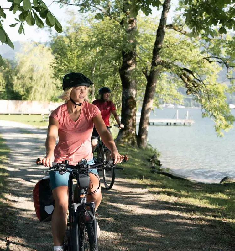 Paar auf E-Bikes beim Kaiserliche Radtage Angebot des Grand Elisabeth Hotels Bad Ischl, Radfahren entlang des Wolfgangsees im Salzkammergut