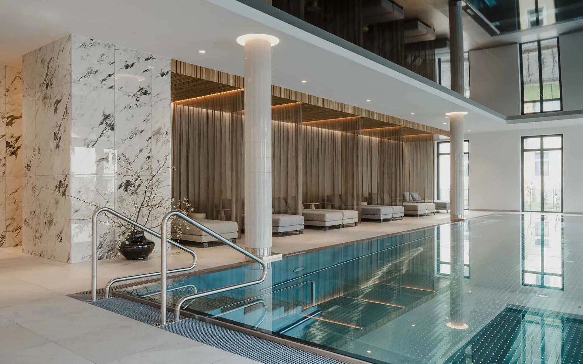 Moderner Indoorpool im Grand Elisabeth mit stilvollen Liegen und elegantem Ambiente für entspannte Stunden im Urlaub in Bad Ischl.