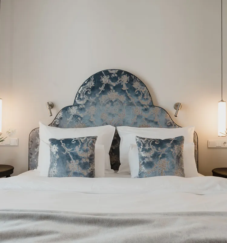 Weiches Doppelbett mit edlen Kissen im Grand Elisabeth Designhotel Bad Ischl