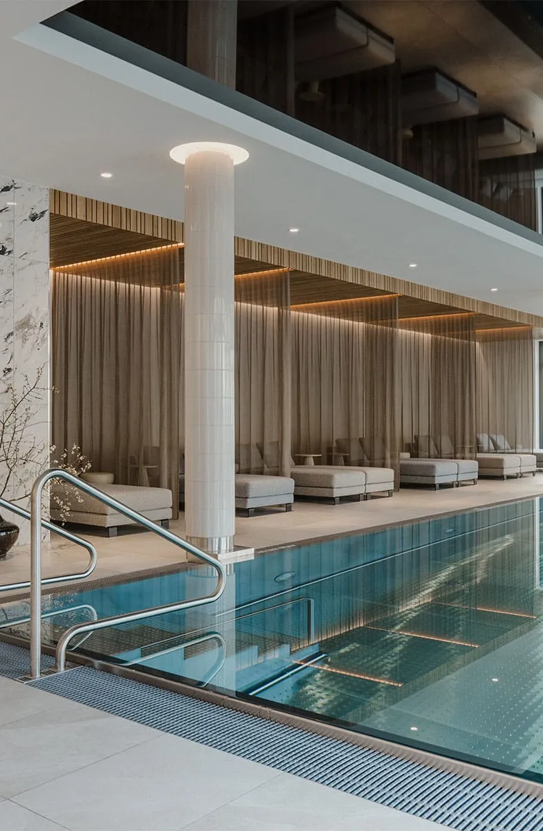 Grand Elisabeth Hotel Bad Ischl Poolbereich mit Lounge, Vorhängen und modernem Design