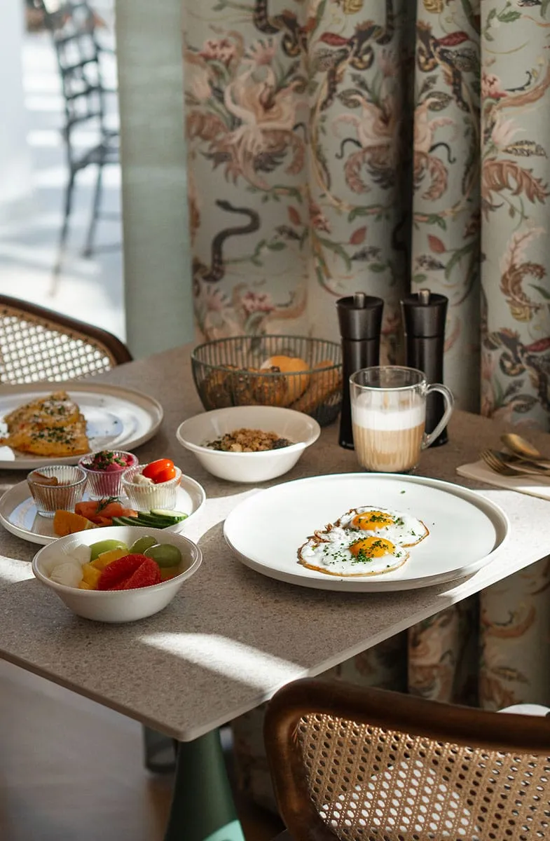 Frühstück im Grand Liberté in Bad Ischl mit Spiegelei, Obst und Müsli am gedeckten Tisch