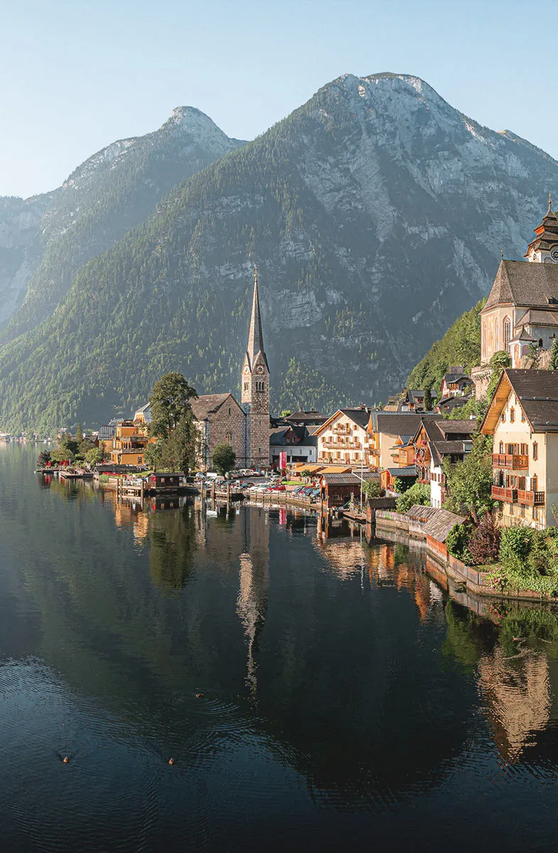Gebäude am Ufer des Hallstätter Sees im Ort Hallstatt, UNESCO-Welterbe, im Hintergrund die Berglandschaft