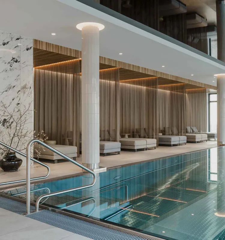 Moderner Indoorpool im Grand Elisabeth mit stilvollen Liegen und elegantem Ambiente für entspannte Stunden im Urlaub in Bad Ischl.