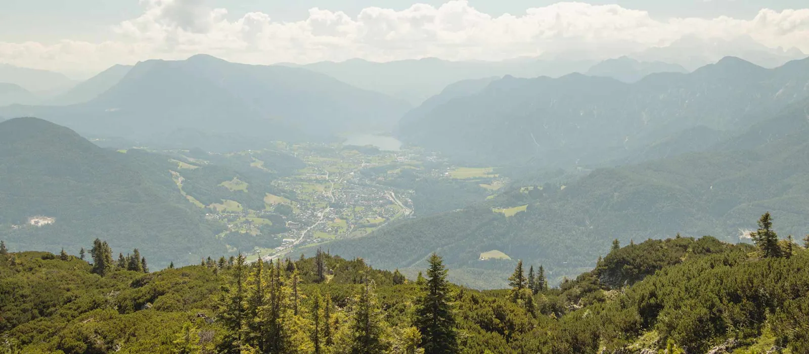 Blick über die sommerlich grünen Alpen des Salzkammerguts in Österreich