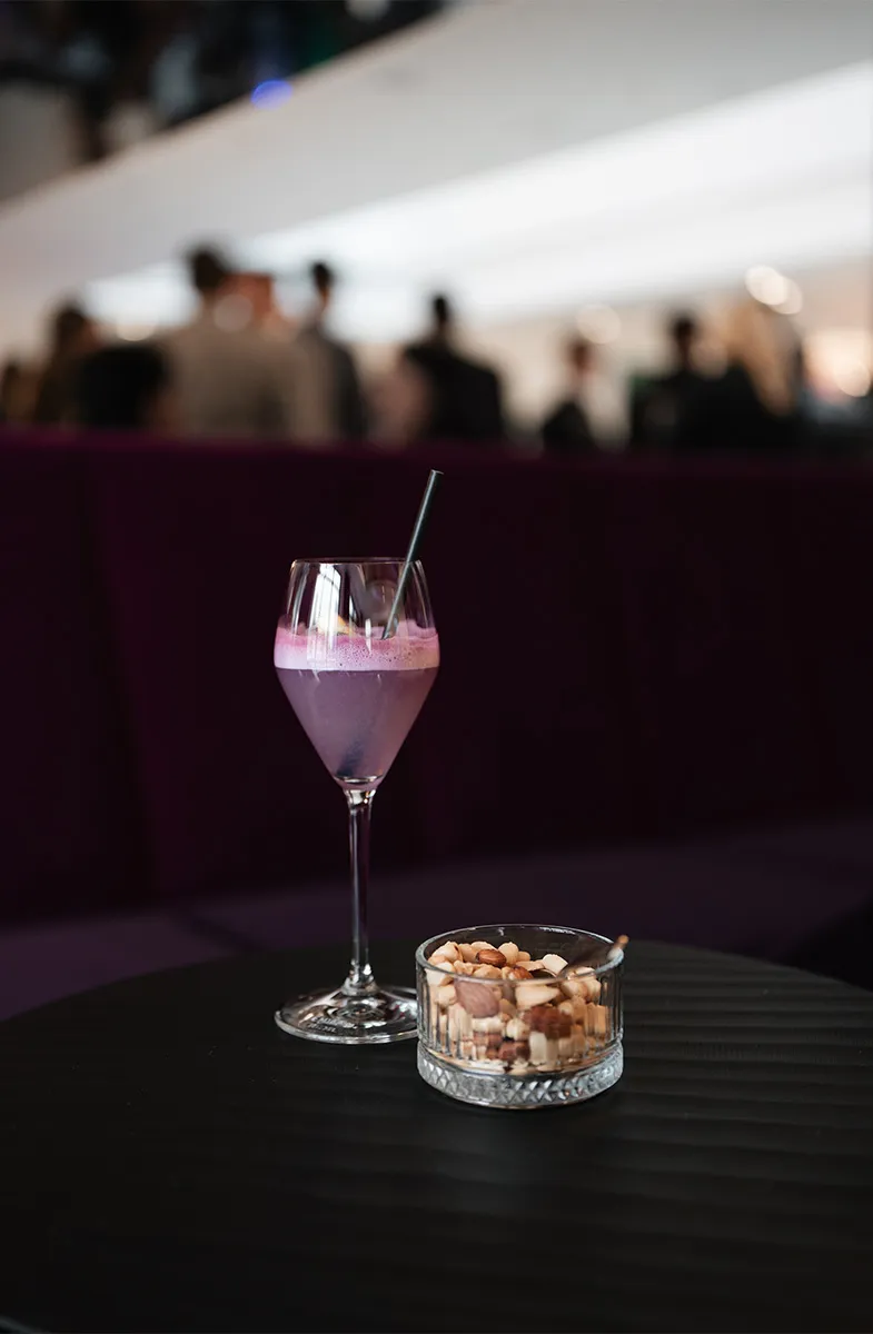 Cocktail mit Snackschale im Loungebereich des Grand Elisabeth Bad Ischl