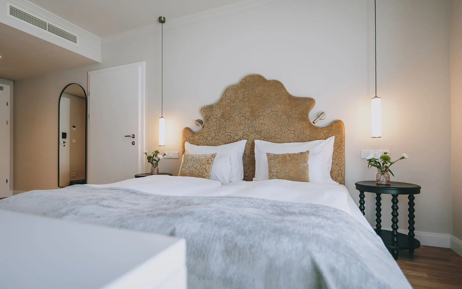 Stilvolles Doppelbett im Grand Elisabeth Hotel für erholsamen Wellnessurlaub in Bad Ischl