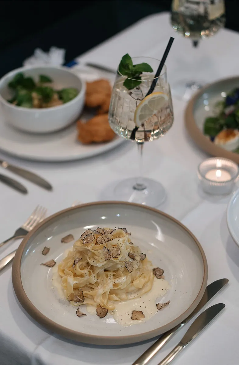 Pasta im Restaurant Grande Liberté, umschlungen vom Geschmack des Trüffels, angerichtet auf einem eingedeckten Tisch