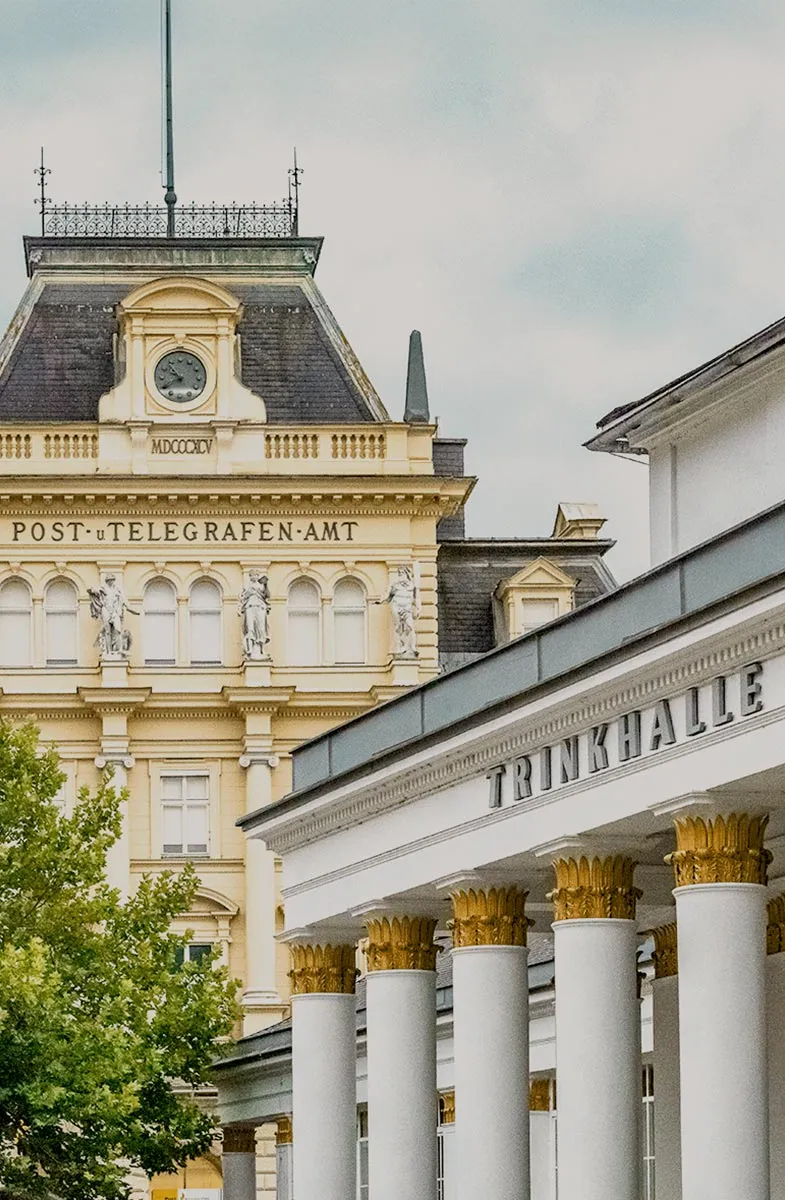 Aufnahme der historischen Sehenswürdigkeiten Trinkhalle und des Theaters im Herzen von Bad Ischl