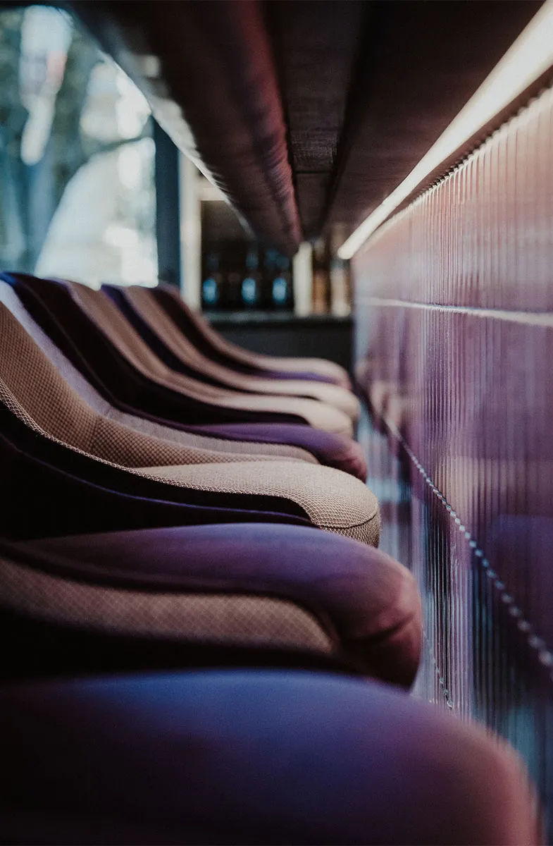 Detailaufnahme von Barhockern in der Hotelbar Violet Hour