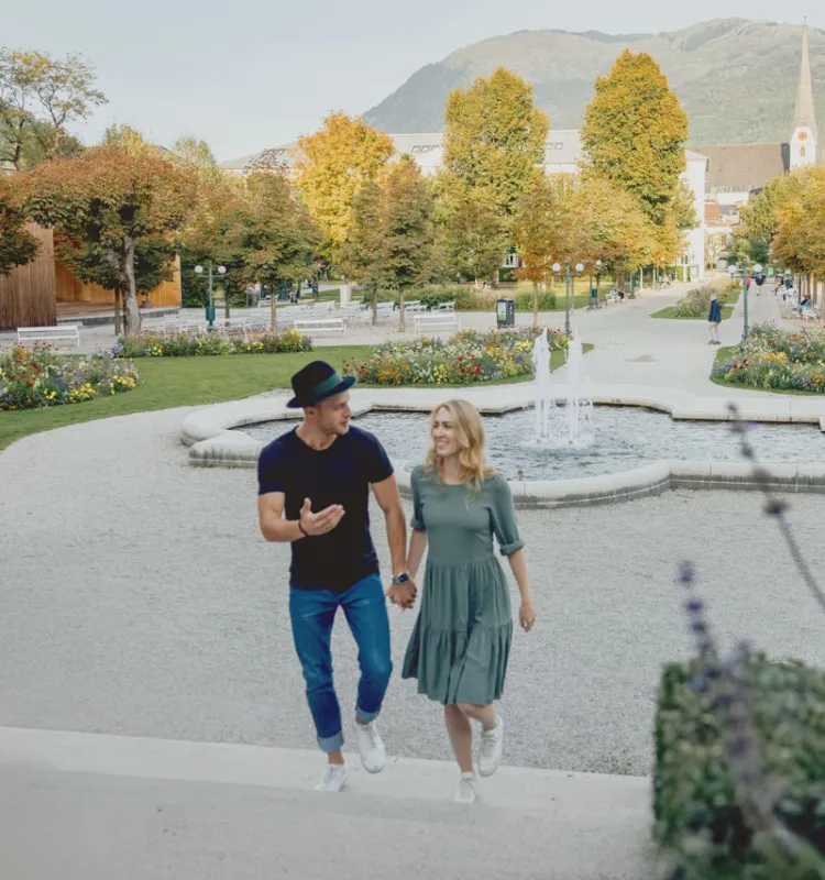 Ein Paar spaziert Hand in Hand durch den Kurort Bad Ischl und bewundert die Sehenswürdigkeiten