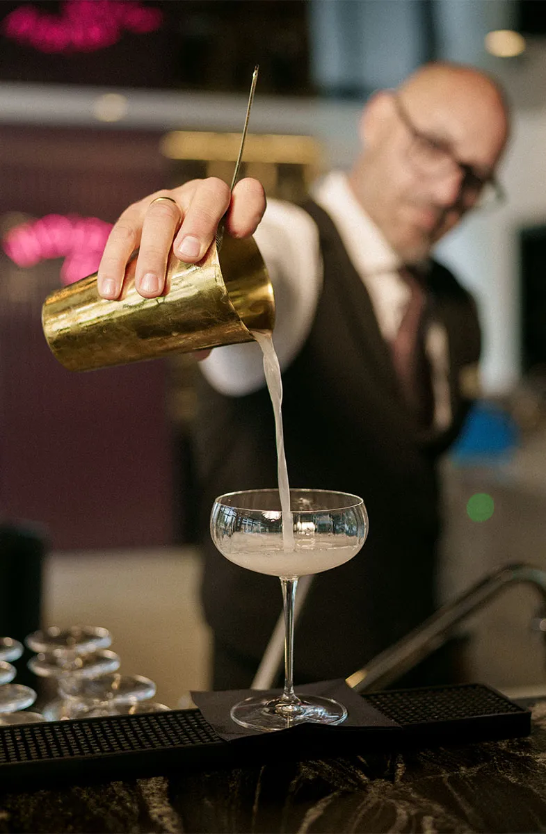 Barkeeper im Violet Hour bereitet Cocktail an der stilvollen Hotelbar zu