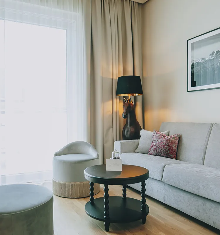 Modern eingerichteter Wohnbereich der Sisi Suite im Grand Elisabeth, mit stilvoller Pferdelampe als Blickfang im Designhotel in Bad Ischl.