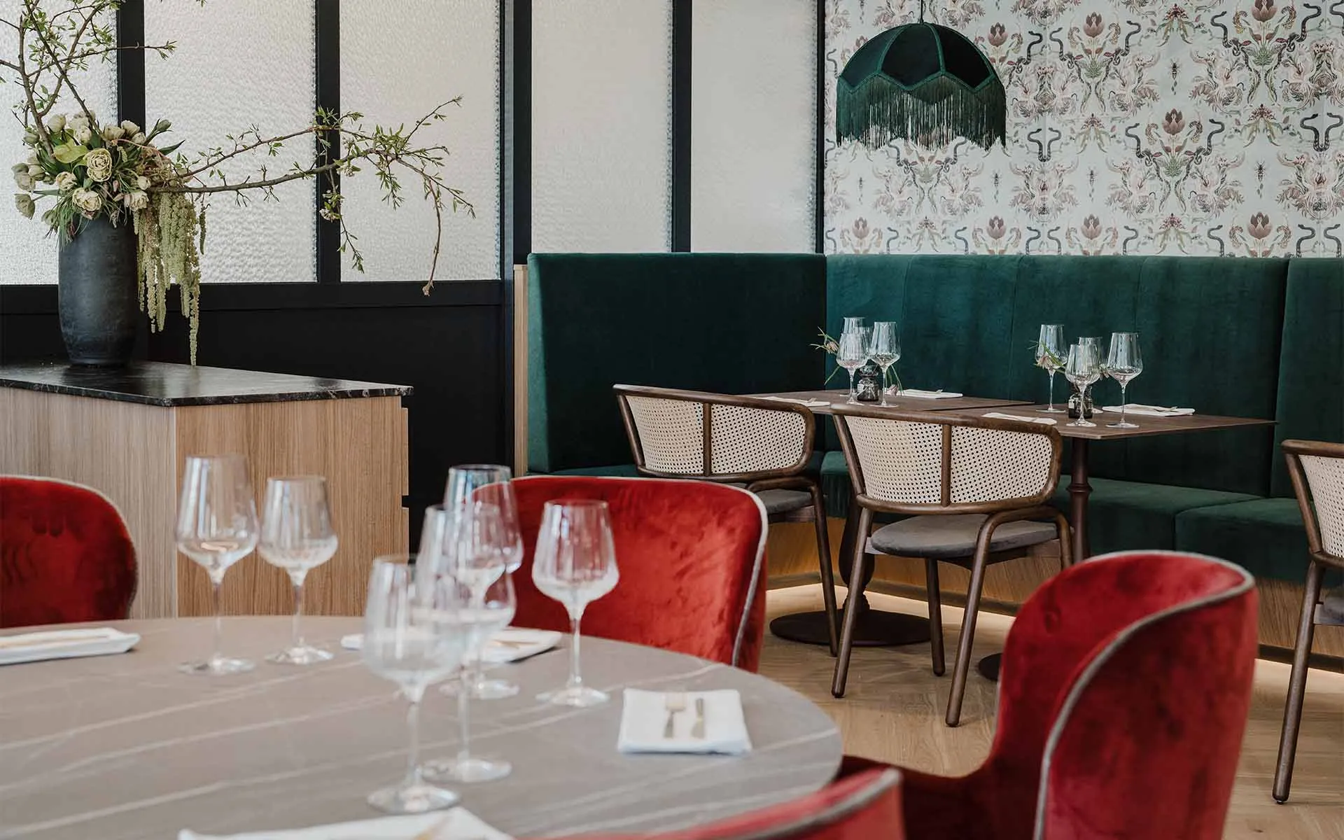 Stilvoll gedeckter Innenraum des Restaurant Grande Liberté mit modernem Design und floraler Dekoration