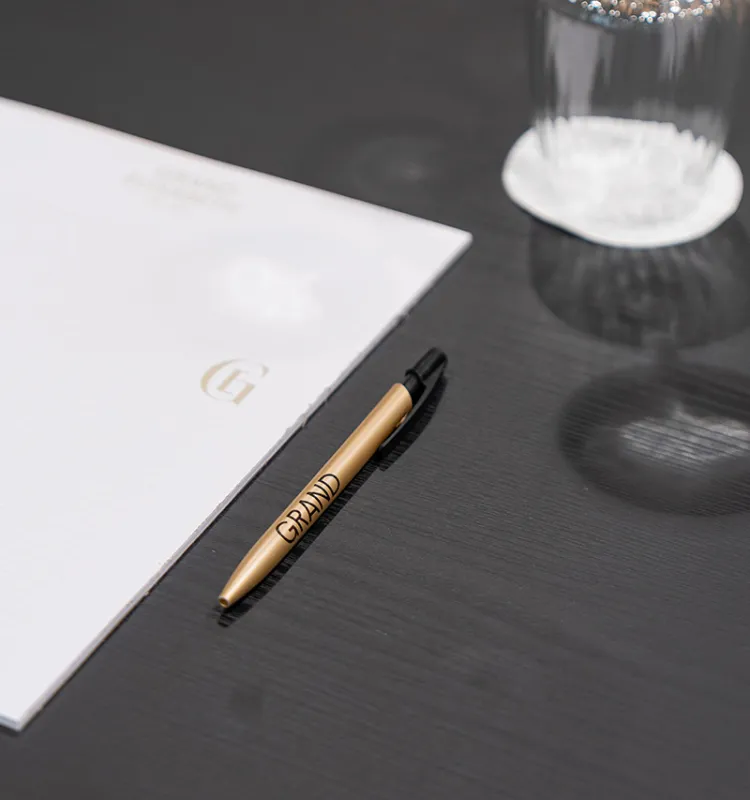 Schreibutensilien und Glas auf Tisch im Seminarraum des Grand Elisabeth Hotel Bad Ischl