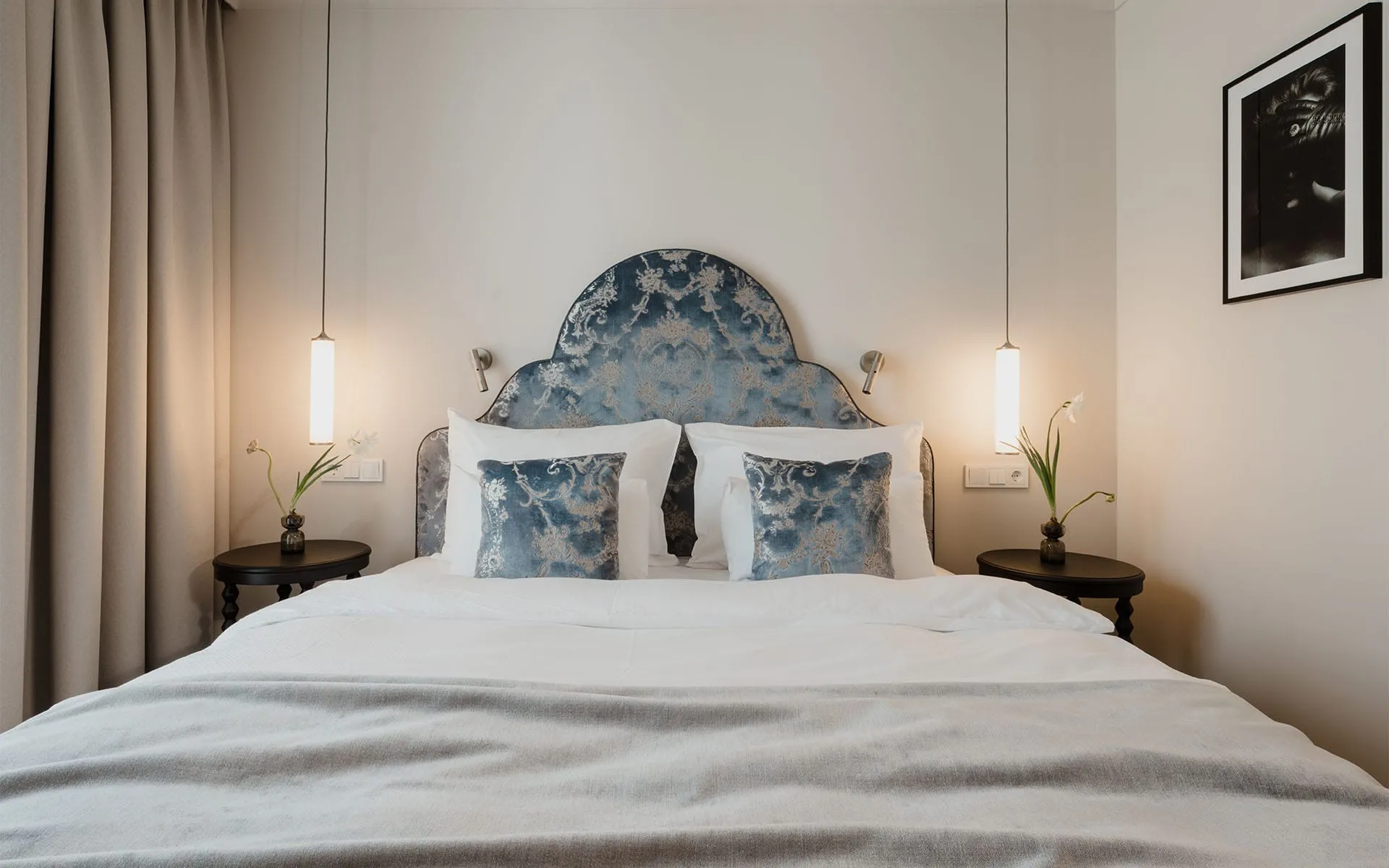 Modernes Combi Classic Doppelzimmer mit gemütlichem Designerbett im Wellnesshotel Grand Elisabeth im Salzkammergut.