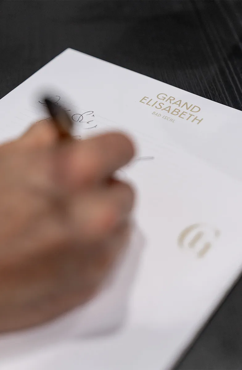 Notizblock des Grand Elisabeth Hotels mit eleganter Handschrift in Nahaufnahme