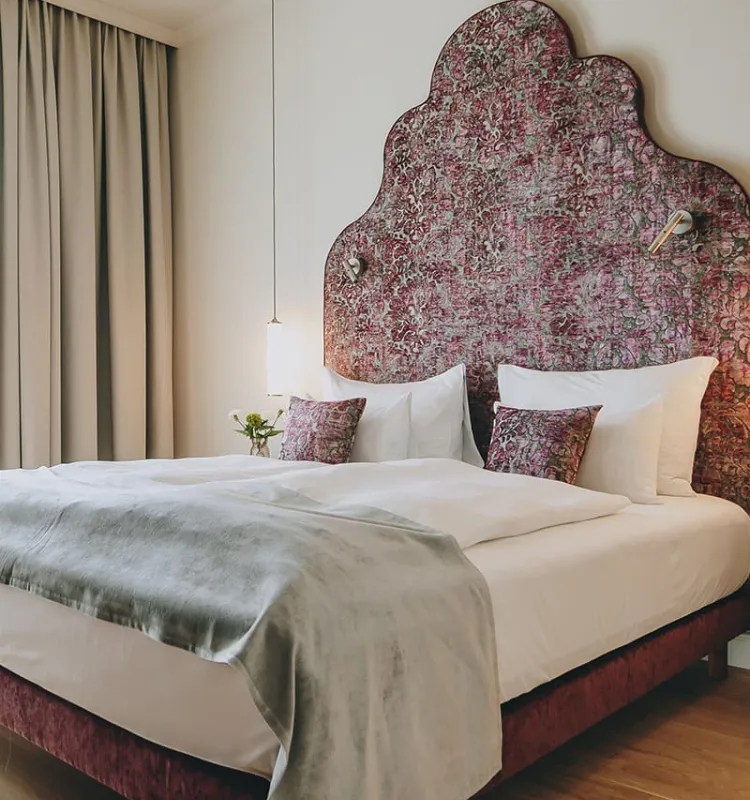 Eleganter Schlafbereich der Kaiser Suite im Grand Elisabeth mit edlem Design und königlichem Flair für erholsame Nächte in Bad Ischl.