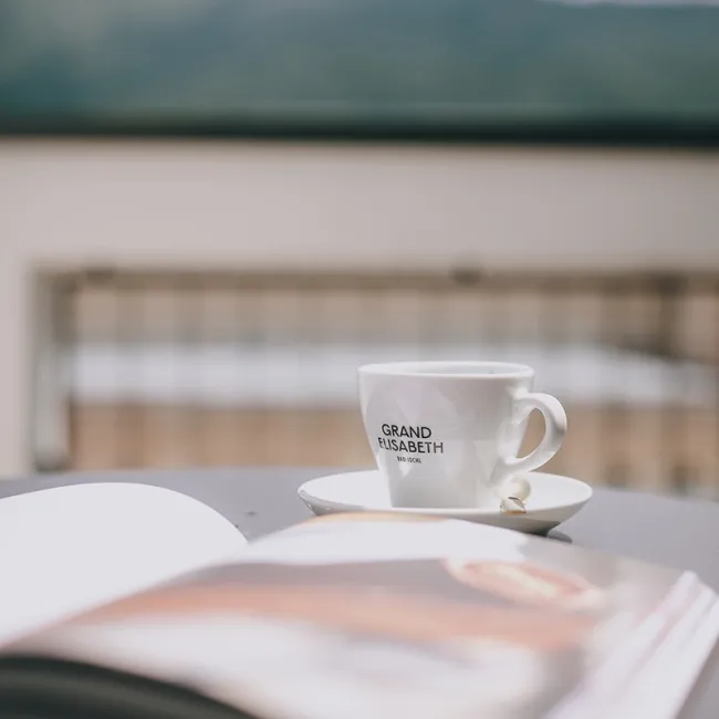 Tasse auf dem Balkon des Grand Elisabeth Hotels