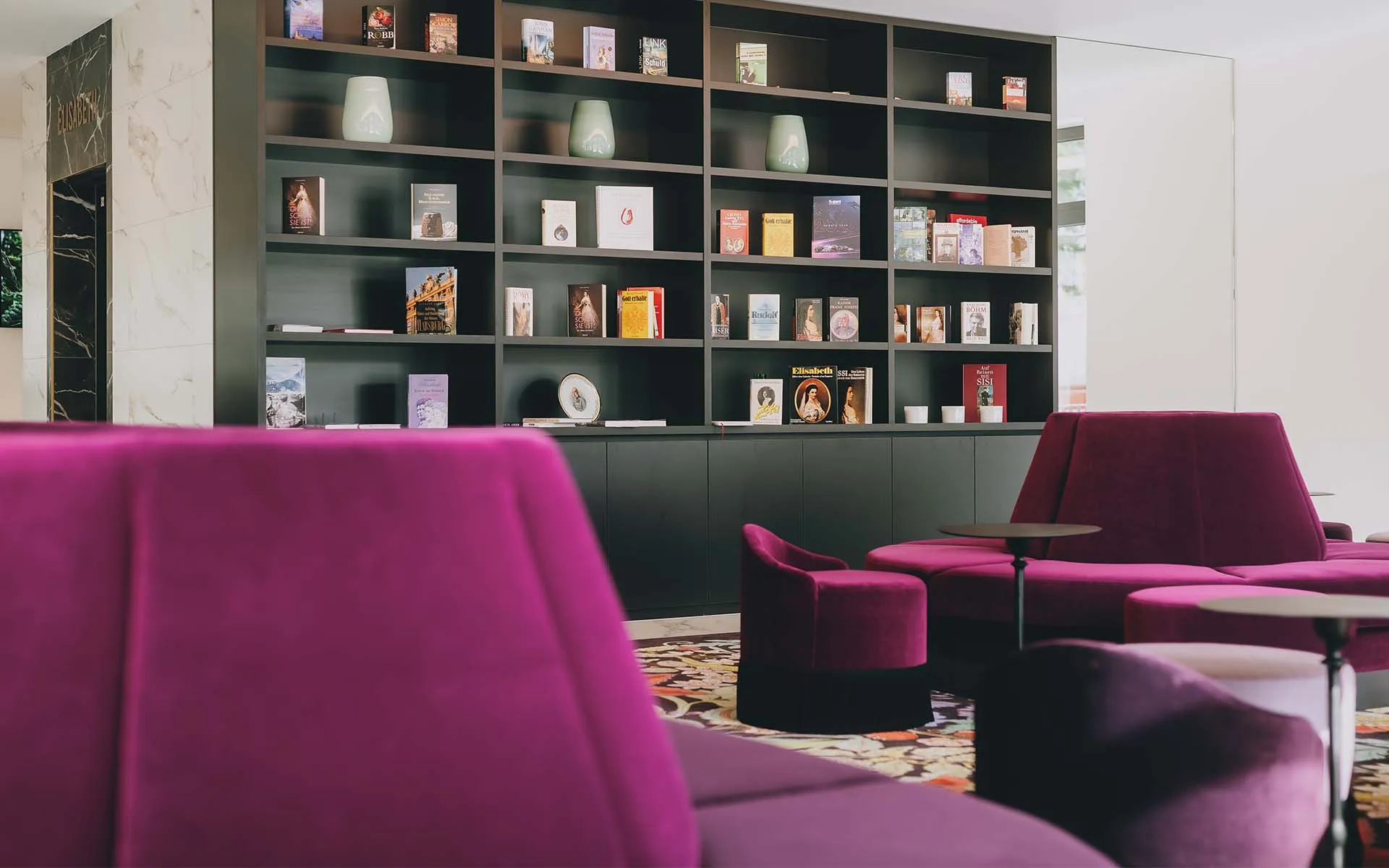 Bücherlounge mit violetten Sesseln im Grand Elisabeth Bad Ischl
