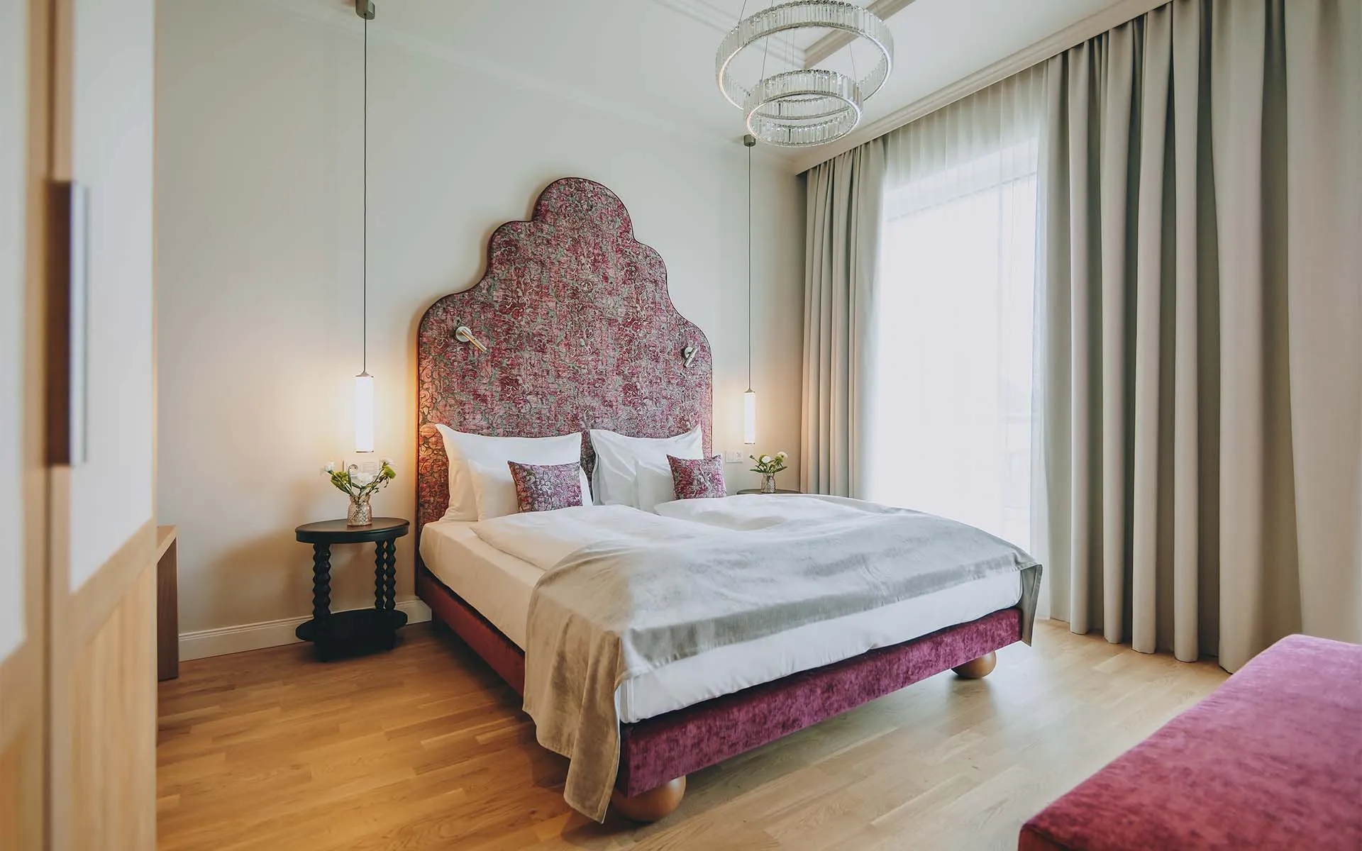 Luxuriöses Doppelbett in der Sisi Suite des Grand Elisabeth mit opulentem Kopfteil und edler Bettwäsche im Designhotel in Bad Ischl.