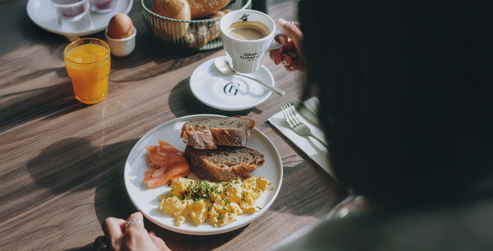 Frühstücksteller mit Rührei, Brot und Lachs sowie Kaffee im Grand Elisabeth Hotel Bad Ischl.