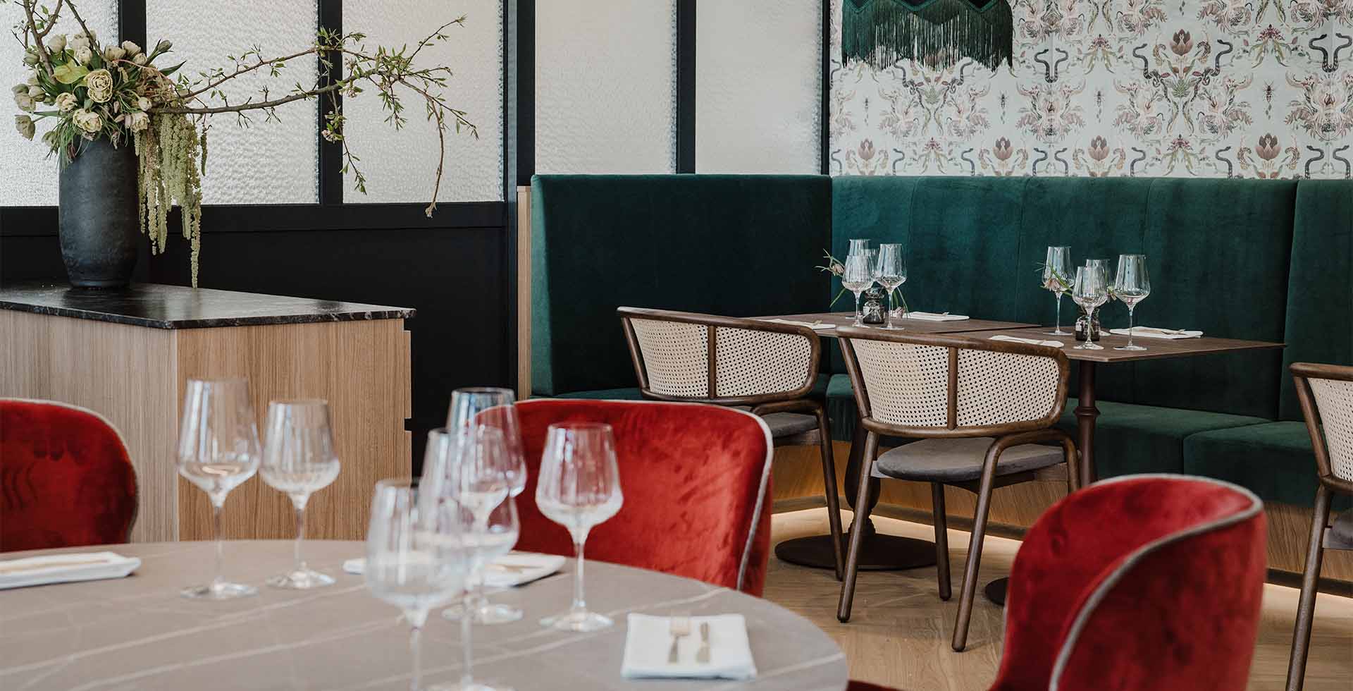 Einblick in das Restaurant Grande Liberté im Grand Elisabeth Hotel Bad Ischl mit gedeckten Tischen und edlem Interieur.