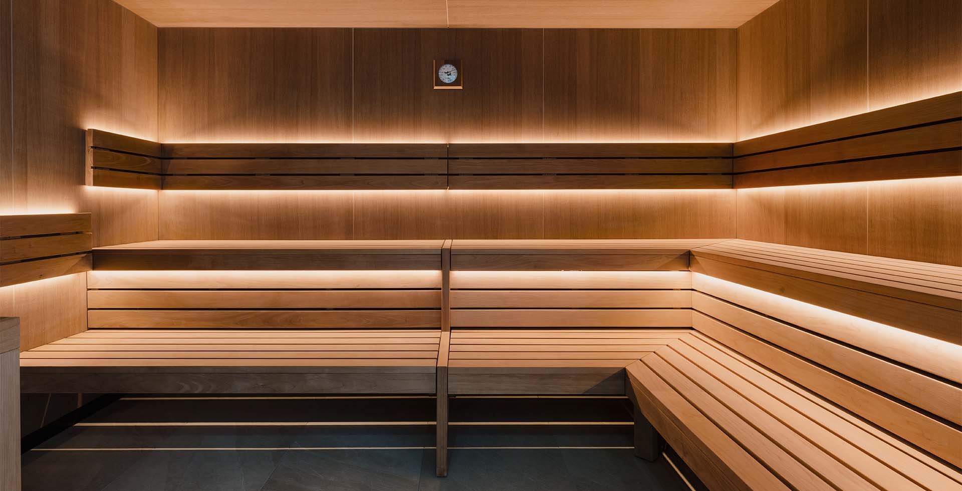 Moderne Sauna mit Holzverkleidung und warmem Licht im Wellnessbereich des Grand Elisabeth Hotels in Bad Ischl.