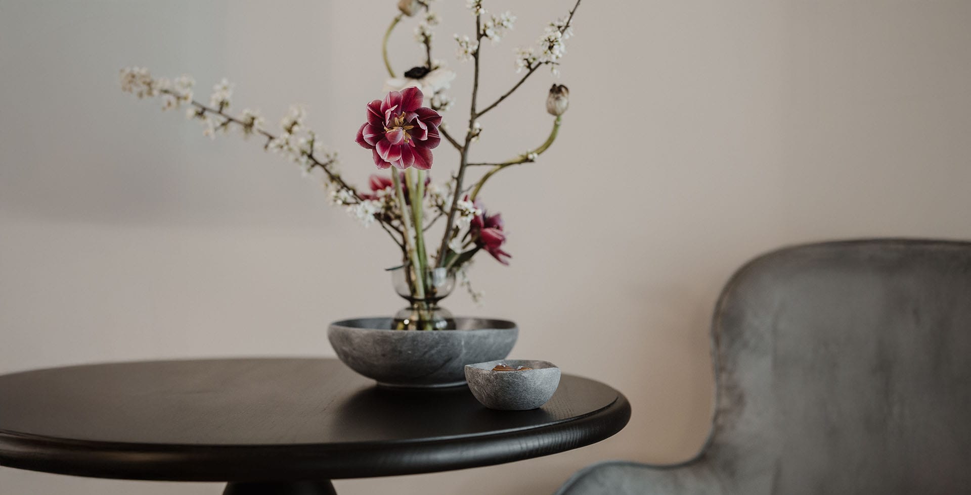 Frische Blumen und Sitzgruppe im Designhotel Grand Elisabeth in der Kaiserstadt Bad Ischl modern arrangiert.