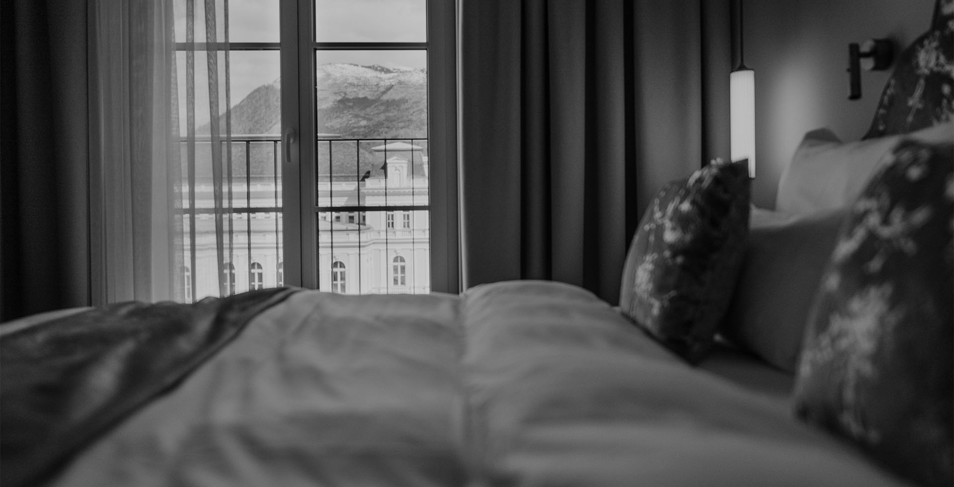 Doppelzimmer im Grand Elisabeth Hotel in Bad Ischl mit weichem Bett und Ausblick auf die umliegenden Alpen.