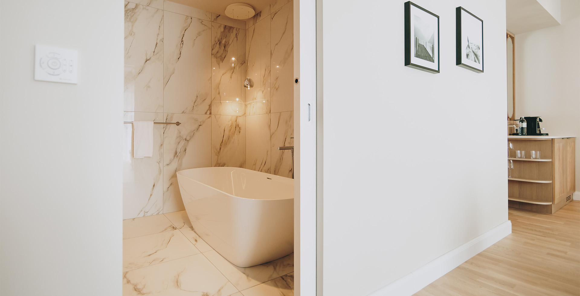 Freistehende Badewanne in der Kaiser Suite des Grand Elisabeth Hotels, umgeben von edlem Marmor für entspannende Wellnessmomente.