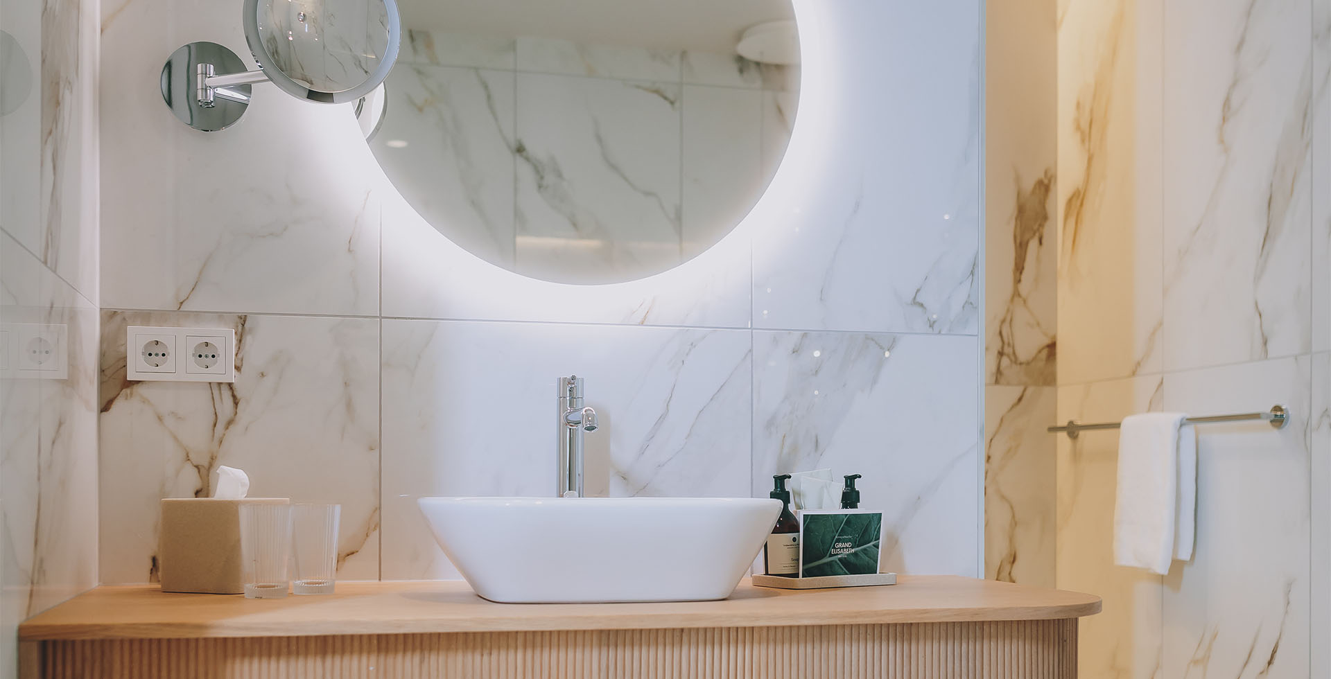 Waschbecken mit beleuchtetem Spiegel der Kaiser Suite im Designhotel Grand Elisabeth Hotel in der Kaiserstadt Bad Ischl.