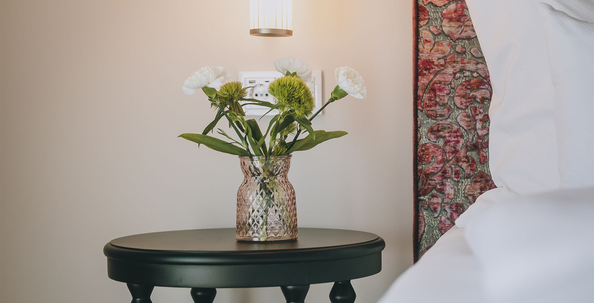 Blumenarrangement im Glas auf dem Nachttisch der Kaiser Suite im Grand Elisabeth Hotel im Salzkammergut.