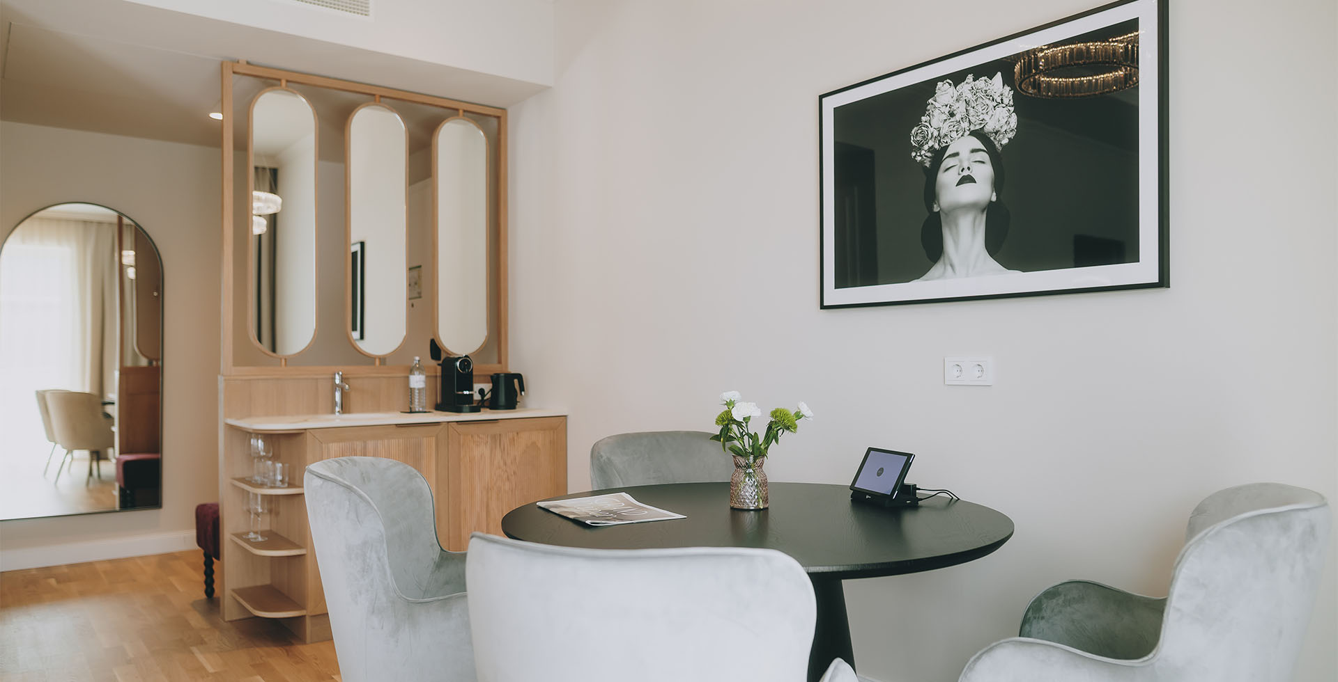 Kaiser Suite im Grand Elisabeth mit edlem Esstisch, weichen Stühlen und dezenter Blumendeko in moderner Atmosphäre in den Alpen.