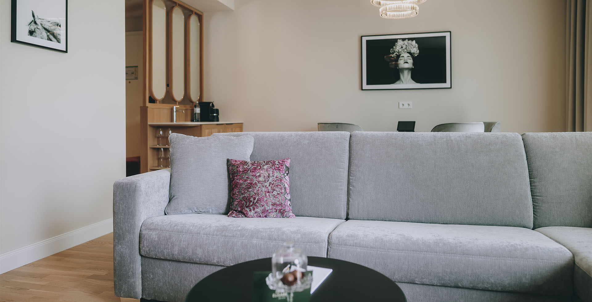 Bequemes Designersofa mit Kissen in der Kaiser Suite des Grand Elisabeth Hotel in Bad Ischl, ideal für Erholung und gesellige Abende.