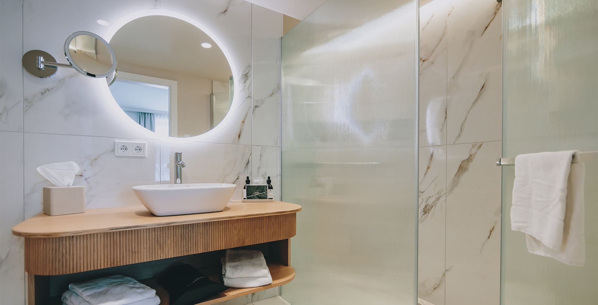 Modernes Badezimmer mit Waschtisch im Superior Doppelzimmer mit Balkon des Grand Elisabeth Hotel Bad Ischl